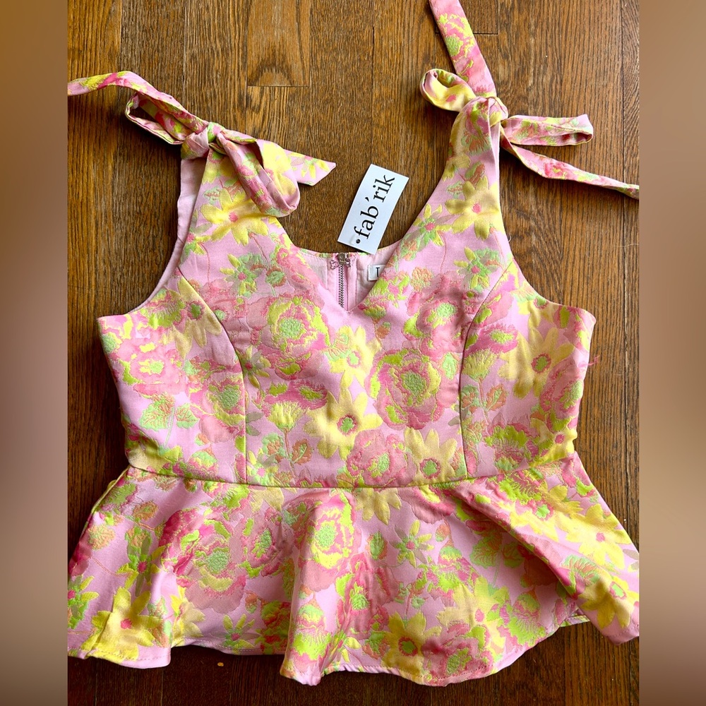 NWT - TCEC Floral Peplum ruffle shirt Sz M.  Perfectly flirty Spring and Summer!